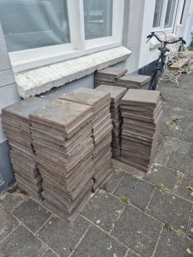 Stoeptegels antraciet gratis op te halen (140 hele+10 halve)