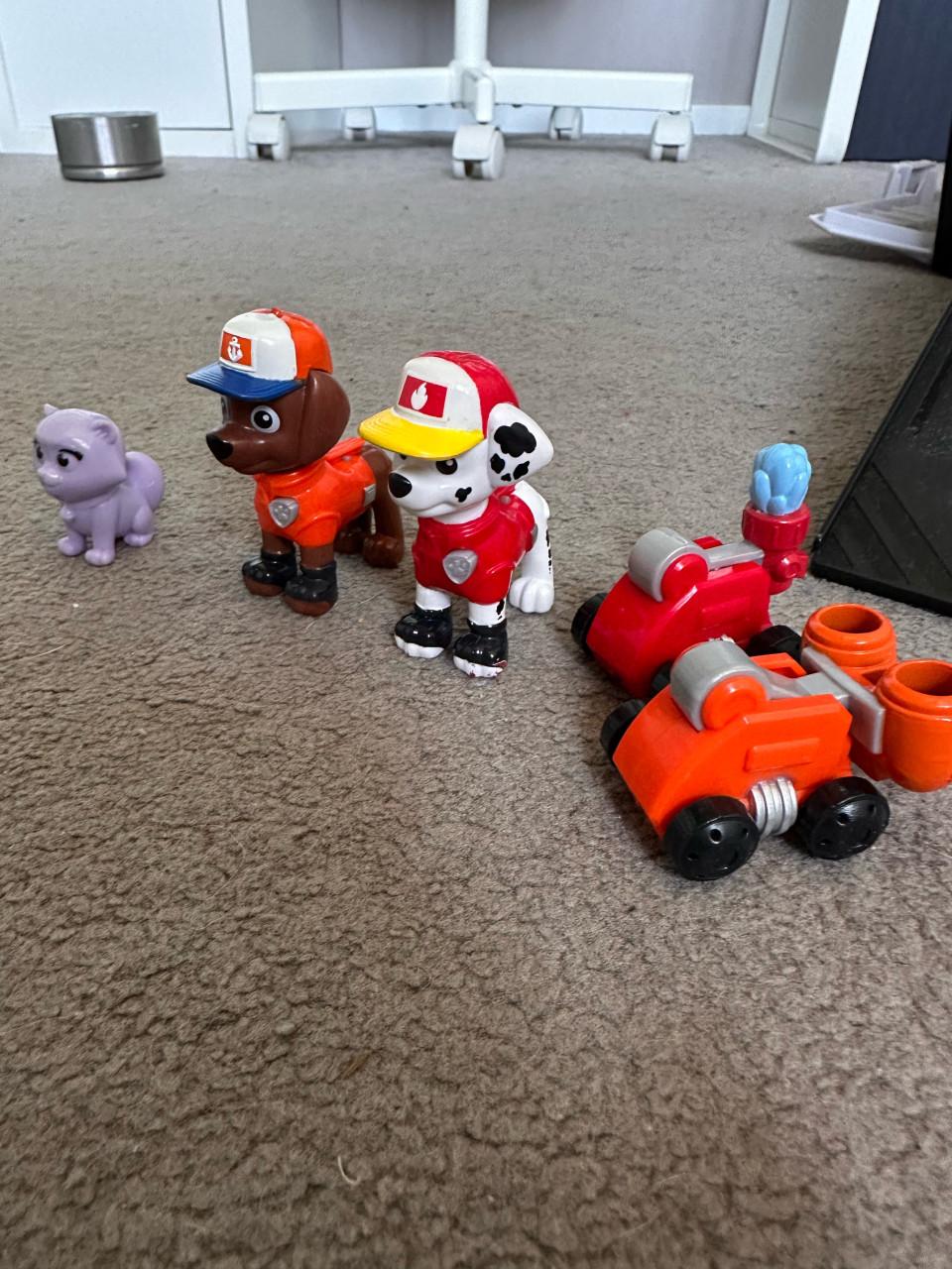 Paw patrol vliegdekschip hoofdkwartier met voertuigen en pups