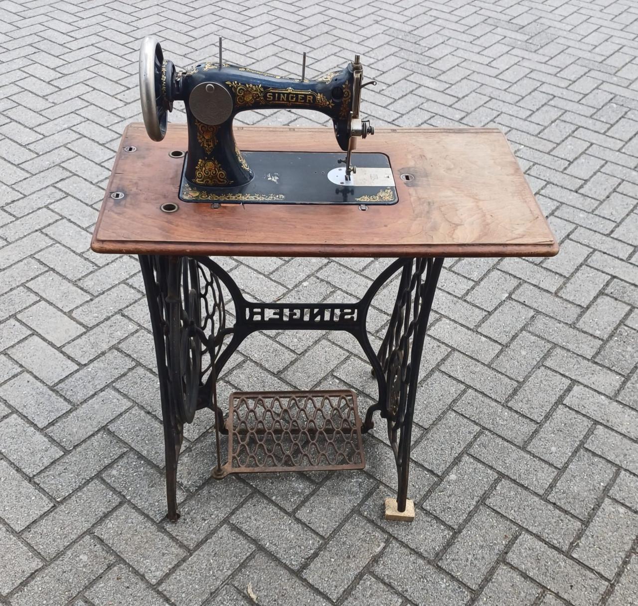Antiek naaimachine met onderstel