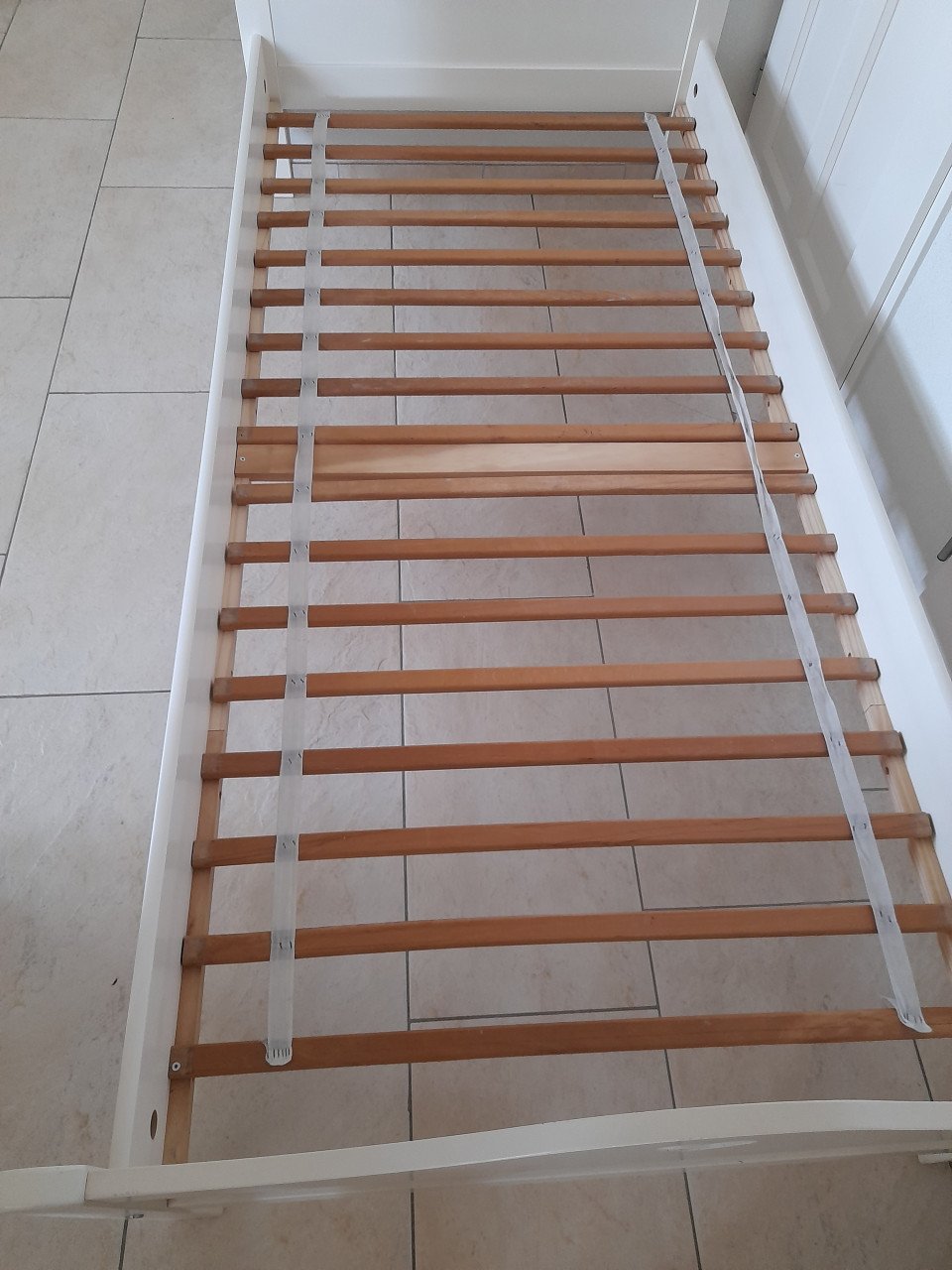 Mooi wit Kinderbed 90 x 200 (in goede staat )