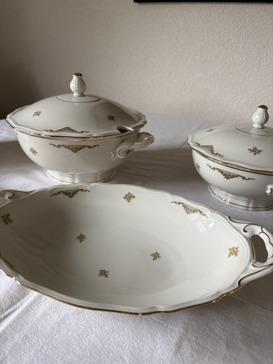 Diverse schalen en borden, theepot e.d.