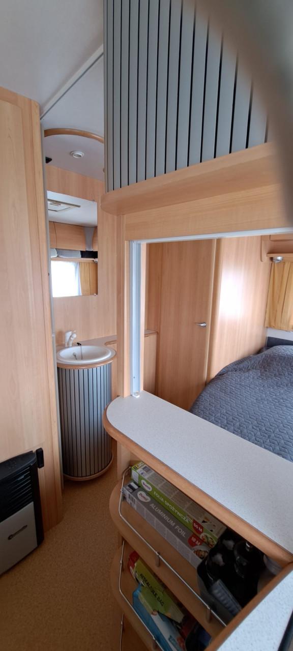 Caravan met voortent en luifel