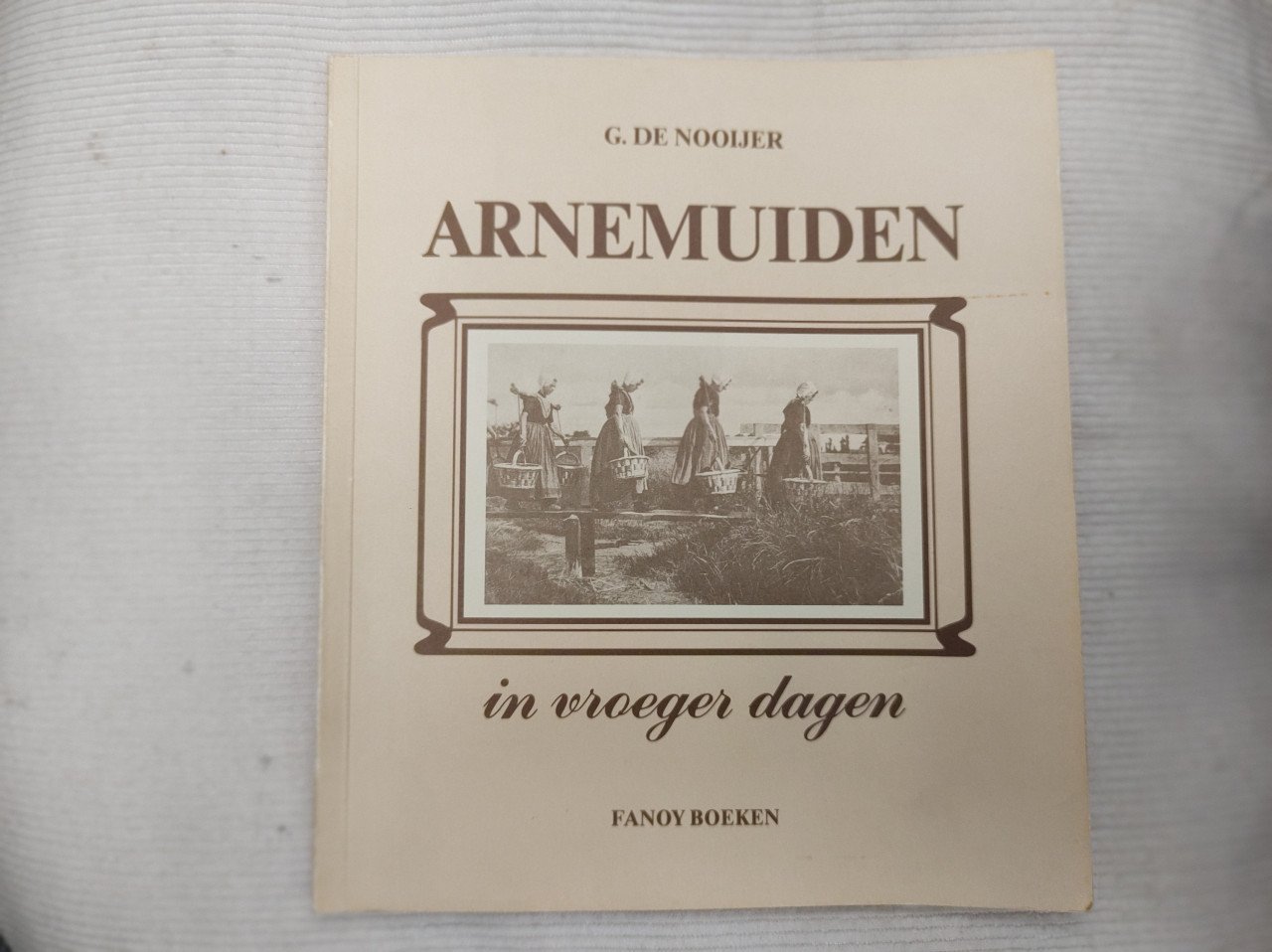 Arnemuiden in vroeger dagen. Prachtig fotoboek. G. de Nooijer