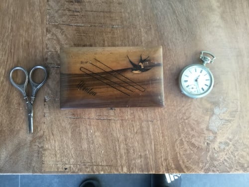 Antiek zakhorloge, ingelegd sierdoosje en schaartje