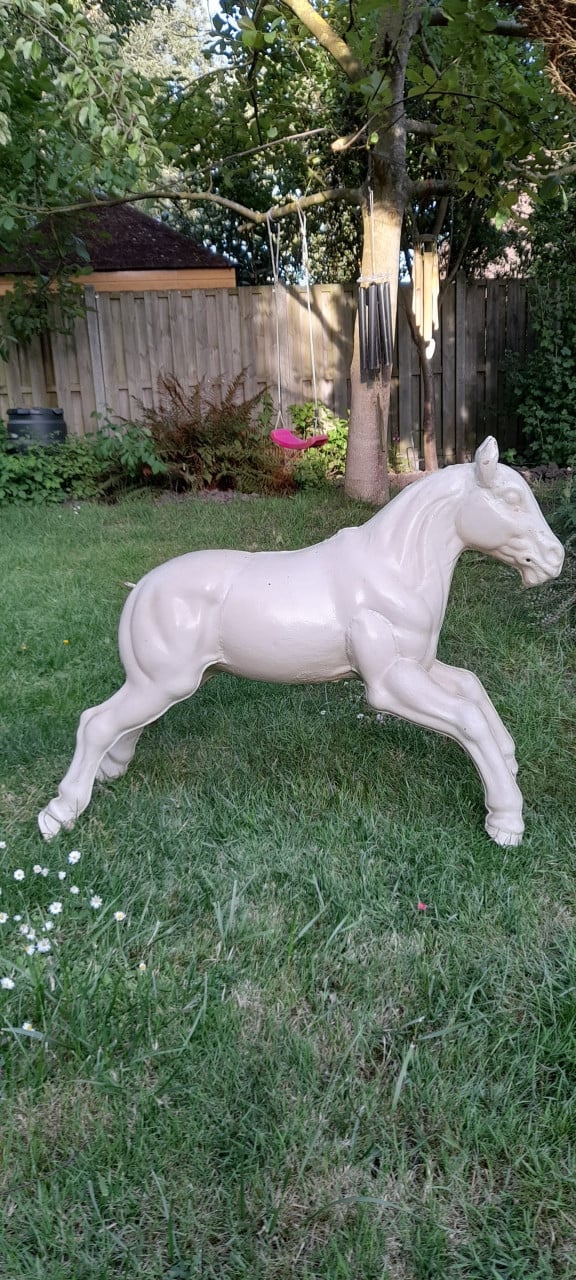 Wit ijzeren vintage paard