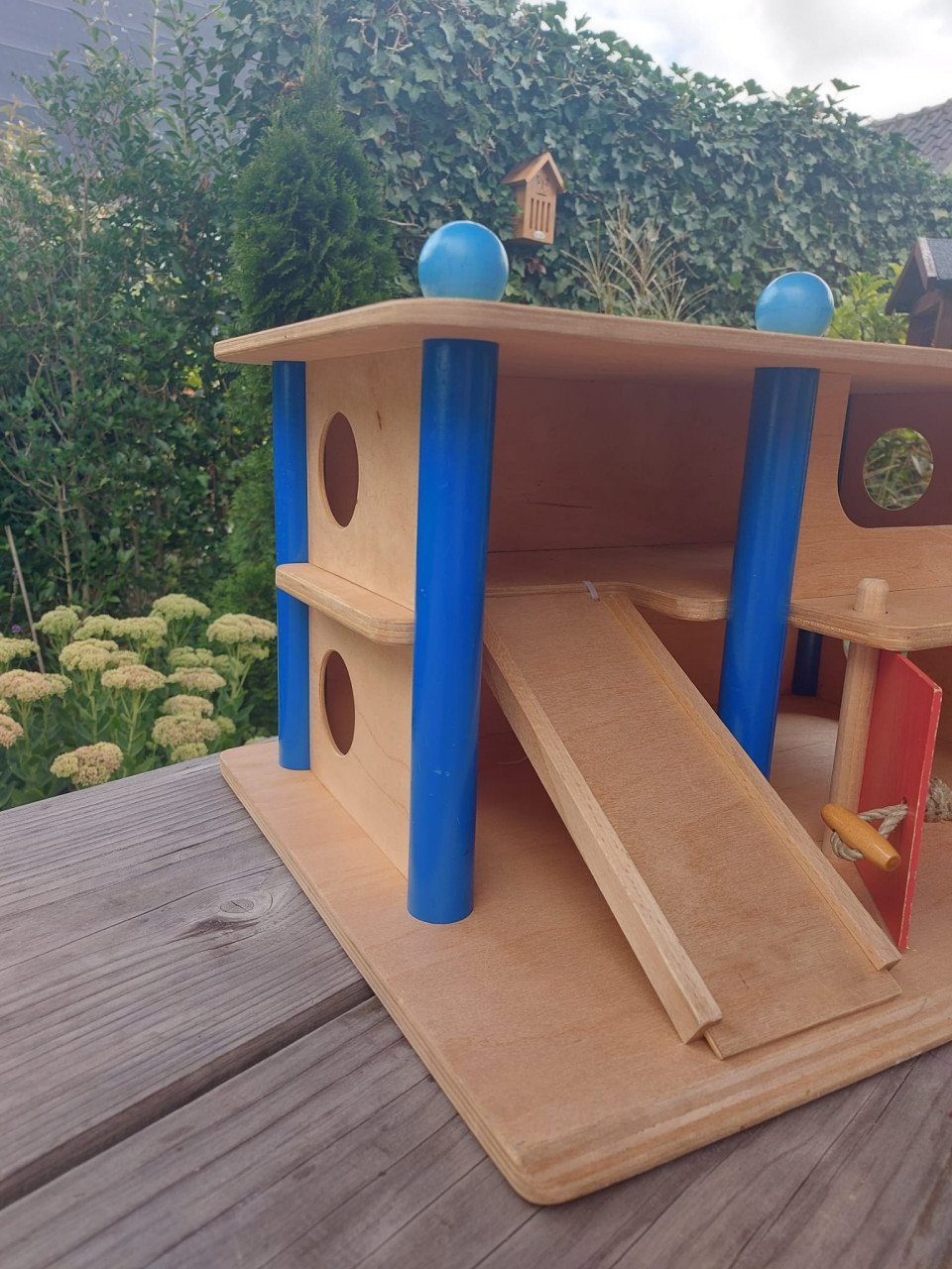 Mooie, delijke vintage houten garage met 2 verdiepingen