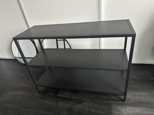 Zwarte side/tafef met twee spiegels