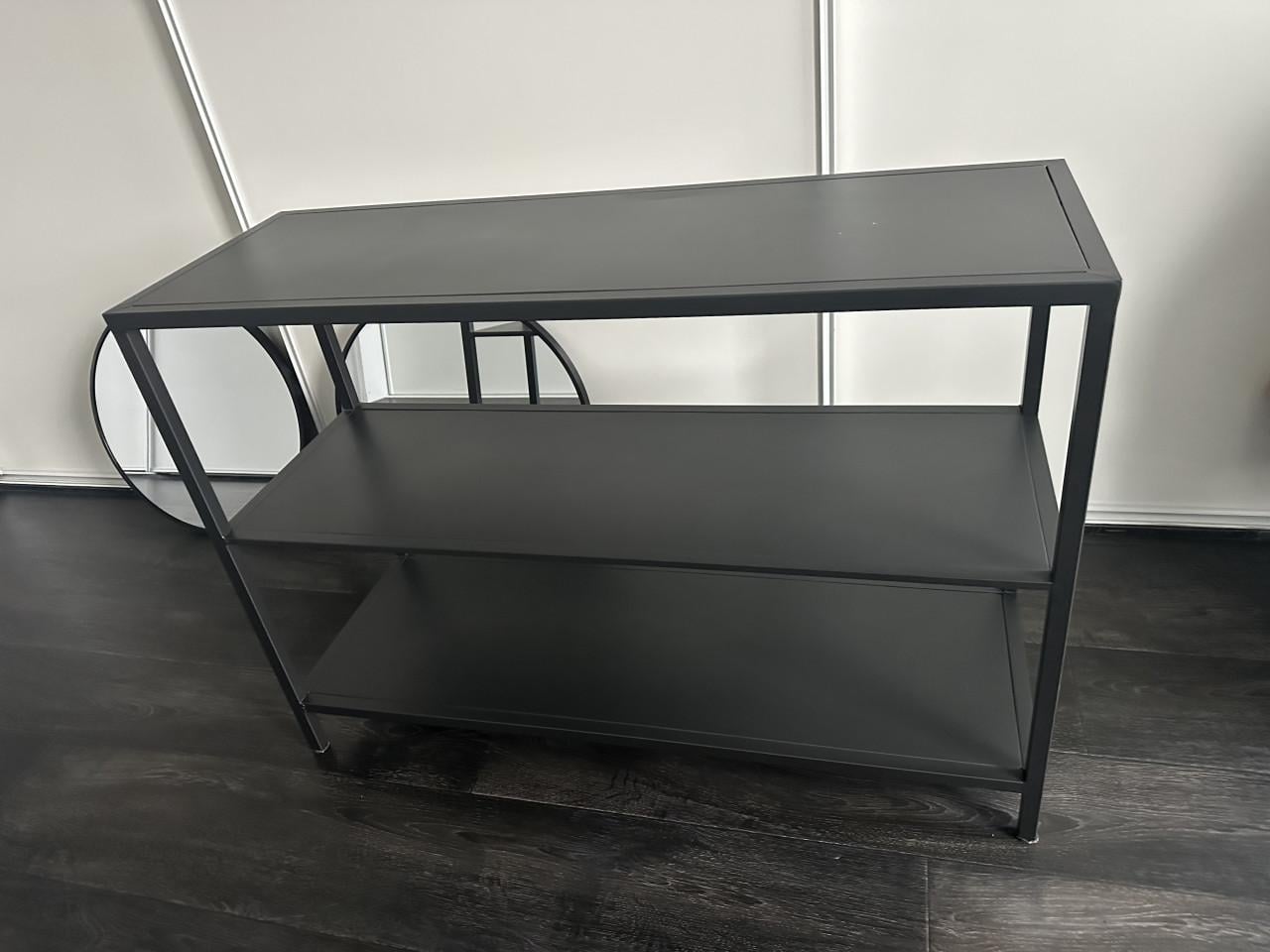 Zwarte side/tafef met twee spiegels