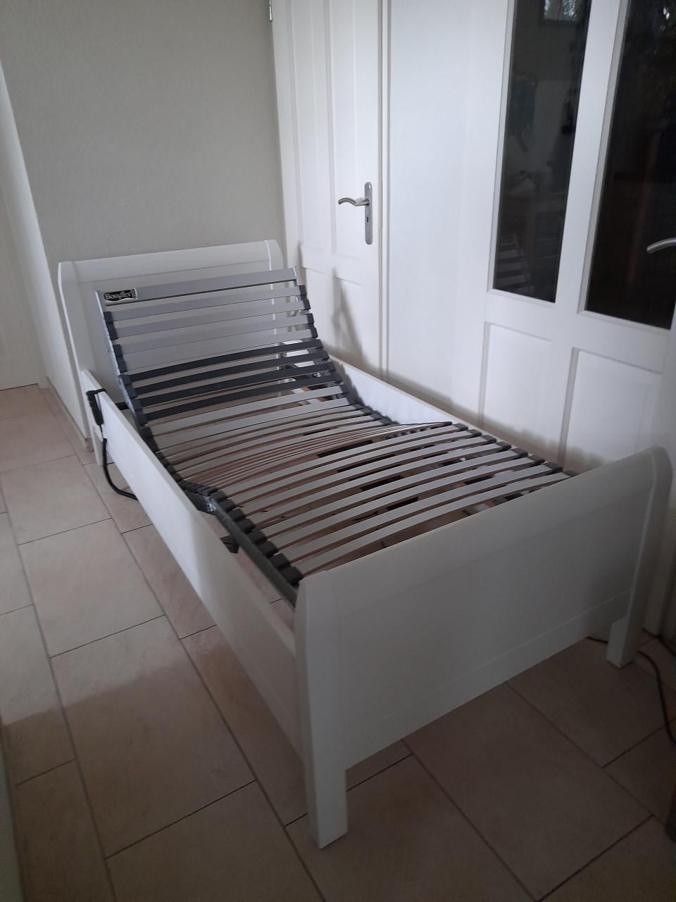 Senioren bed 90 x 200 met elektrisch verstelbare bossflex lattenbodem