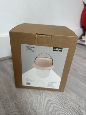 Nieuwe tafellamp puck roze