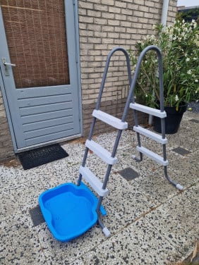 Zwembad trapje