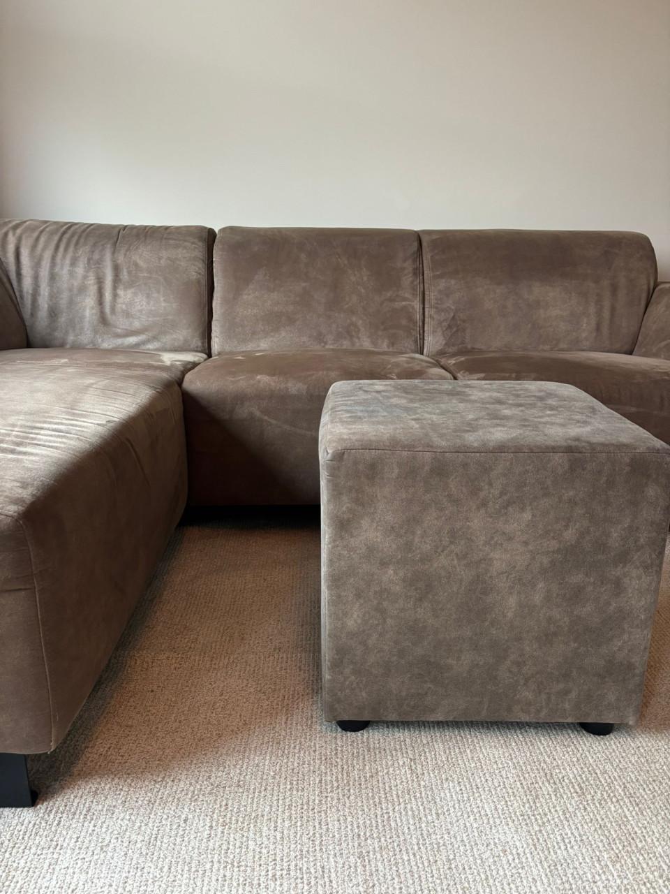 Te koop; hoekbank met poef