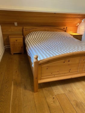 Tweepersoonsbed grenen met ladenkast