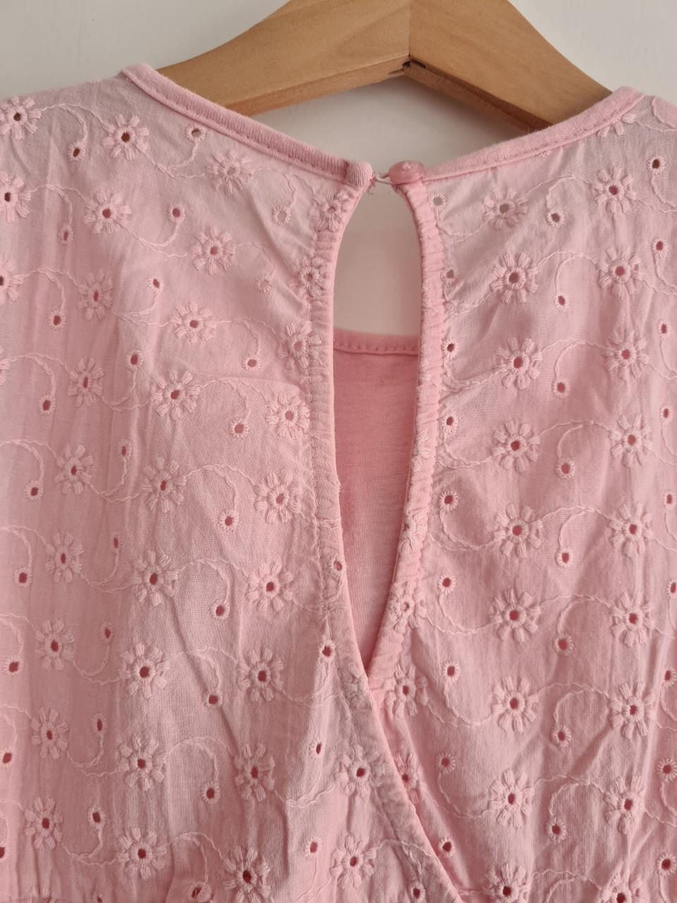 Licht roze jurkje met broderie  Maat 122-128