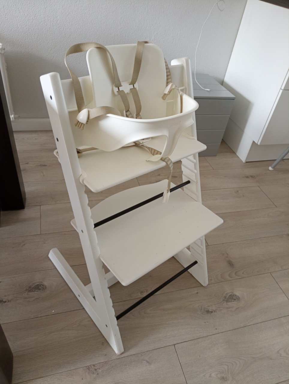 Witte stokke stoel inclusief riem en babyset