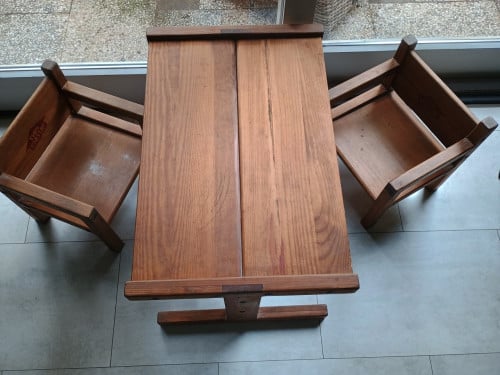 Houten kindertafel met 2 stoeltje