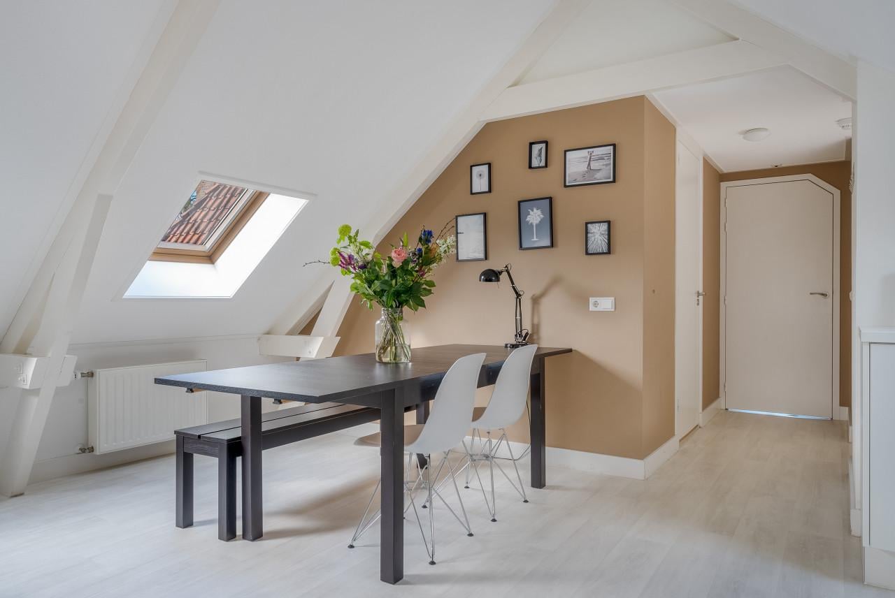 Gemeubileerde, grote zolder kamer te huur - tijdelijk