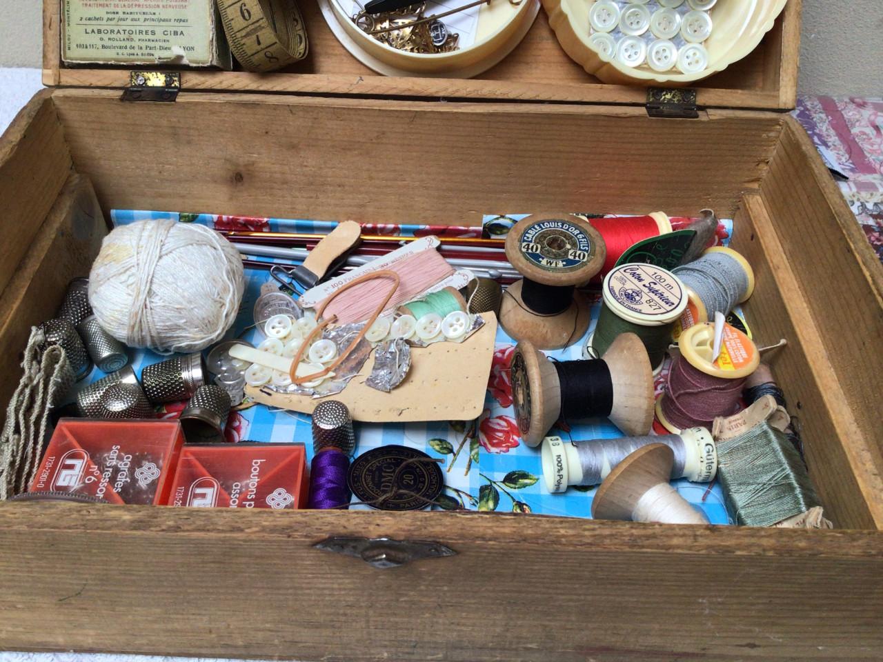 Twee brocante naai dozen
