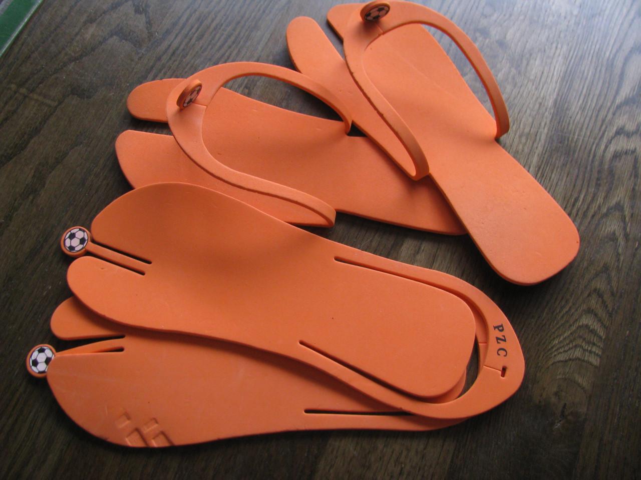 2 Paar teenslippers.