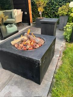 Buiten terras Open Haard met bijzet tafel voor de gasfles.