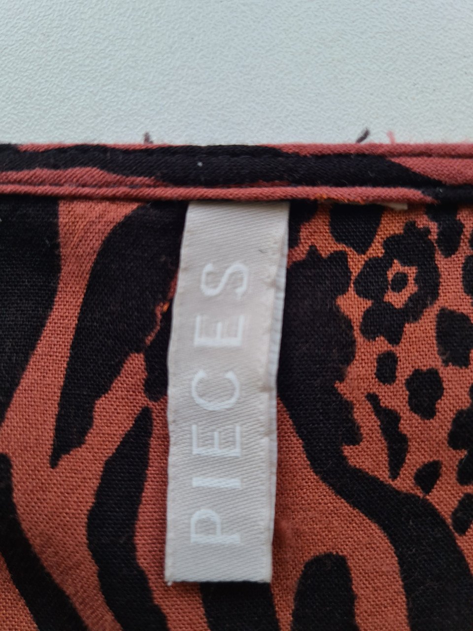 Roest bruin / zwart maxi jurk van Pieces Maat M