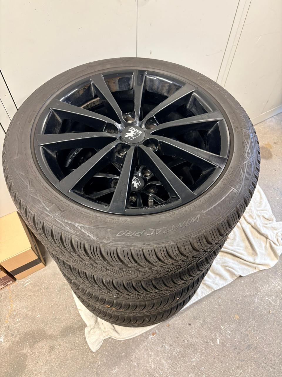 17 inch velgen met winterbanden.