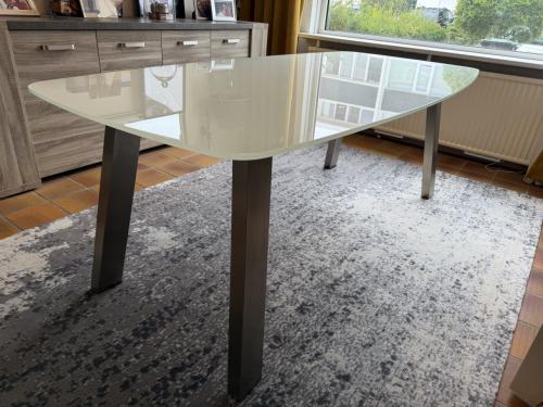 Eetkamertafel. 8 personen. Z.g.a.n.