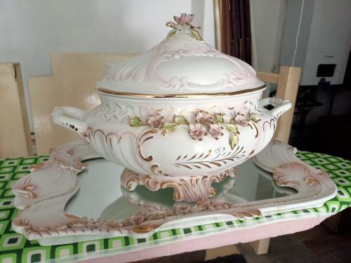 Grote porseleinen sierterrine met onderschaal - barok / capodimonte stijl
