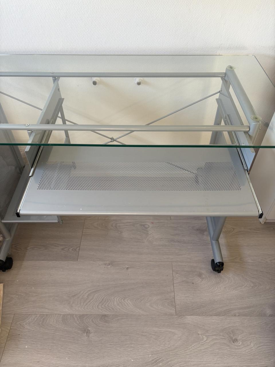 Bureau met glas