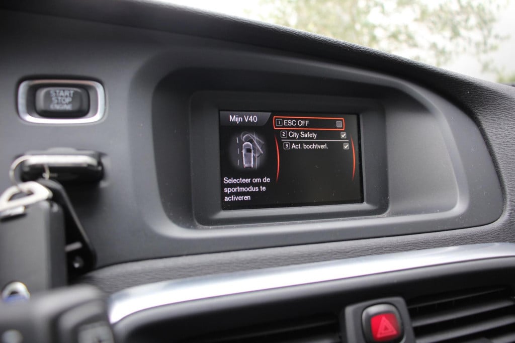 Volvo V40 1.6 t2 you! - xenon - cruise - pdc - high perf audio - dealer oh!