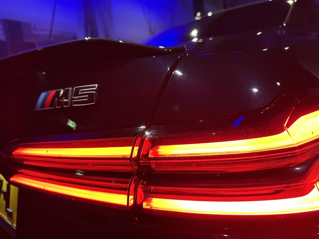 BMW M5 5-serie *limousine v8 m hybrid*carbon extr*b&w*alcantarahemel*nl-aut