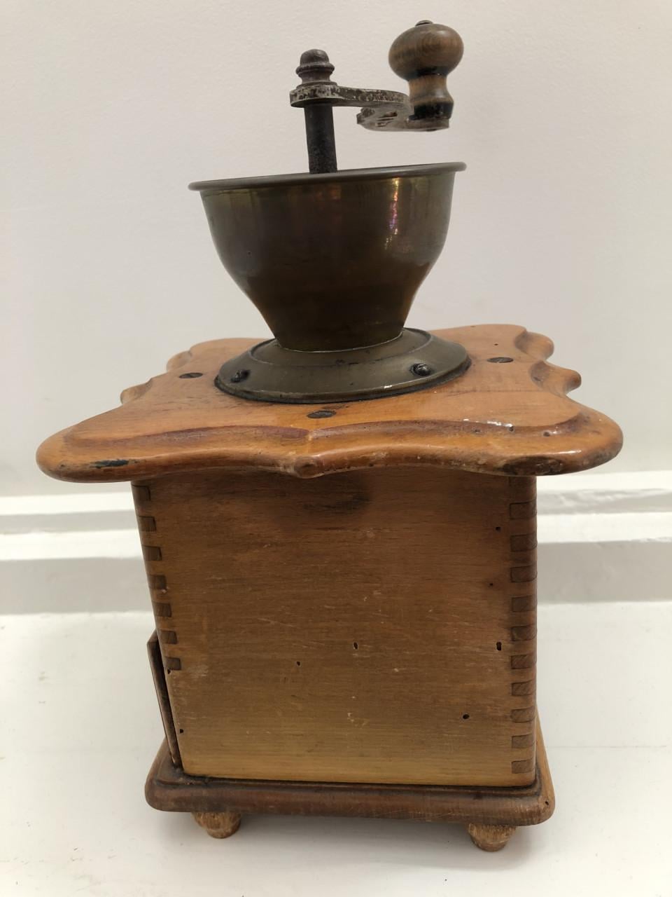 Mooie oude brocante schoot koffiemolen van het merk PéDé