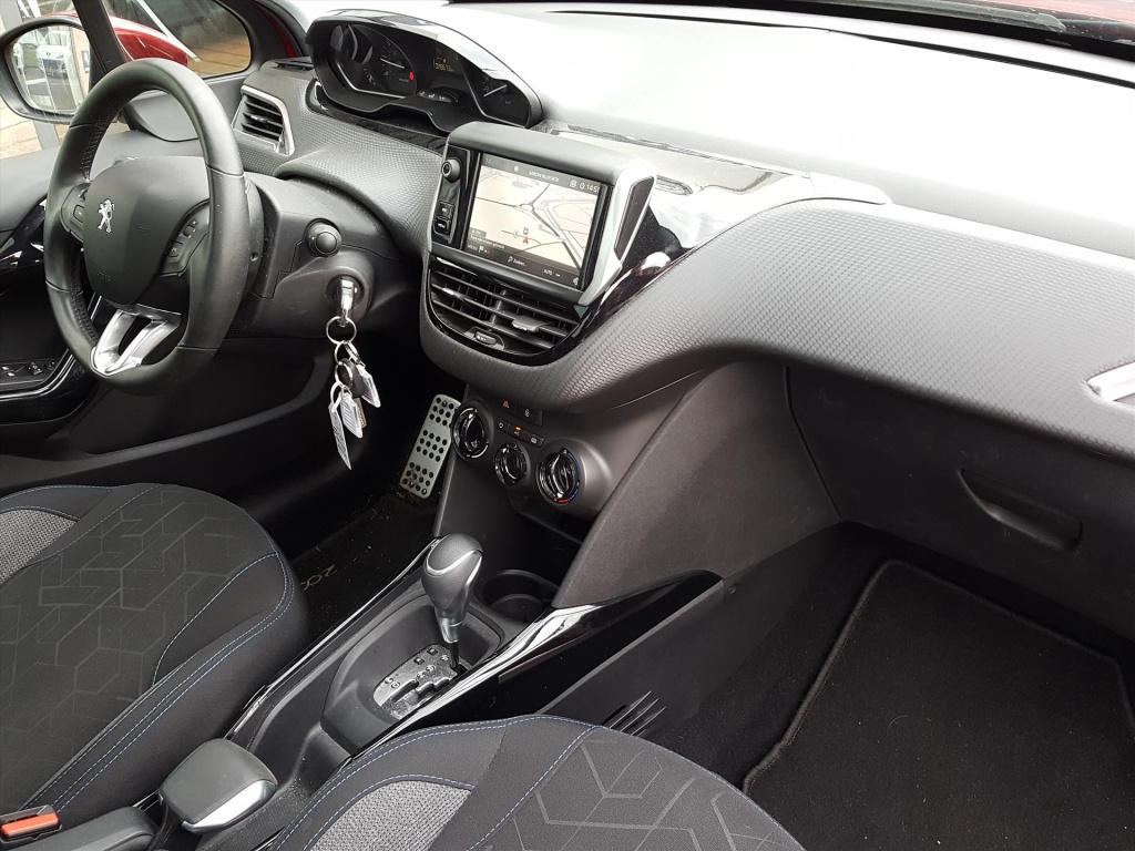 Peugeot 2008 1.2 puretech 110pk signature automaat eat6 navigatie | trekhaa