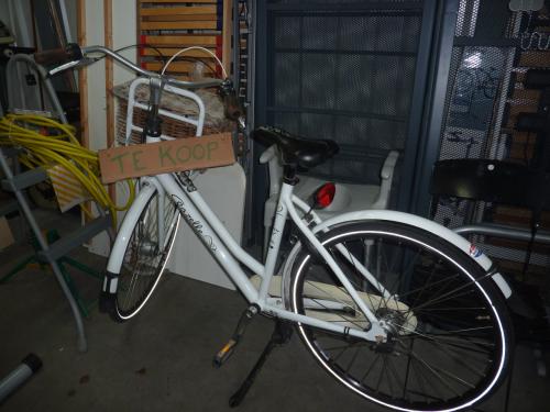 Damesfiets met rieten mand