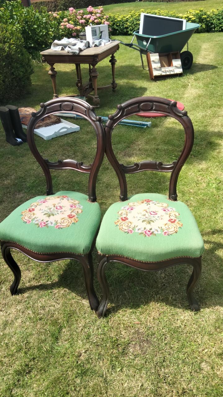 Tafel & stoelen en keukenrek