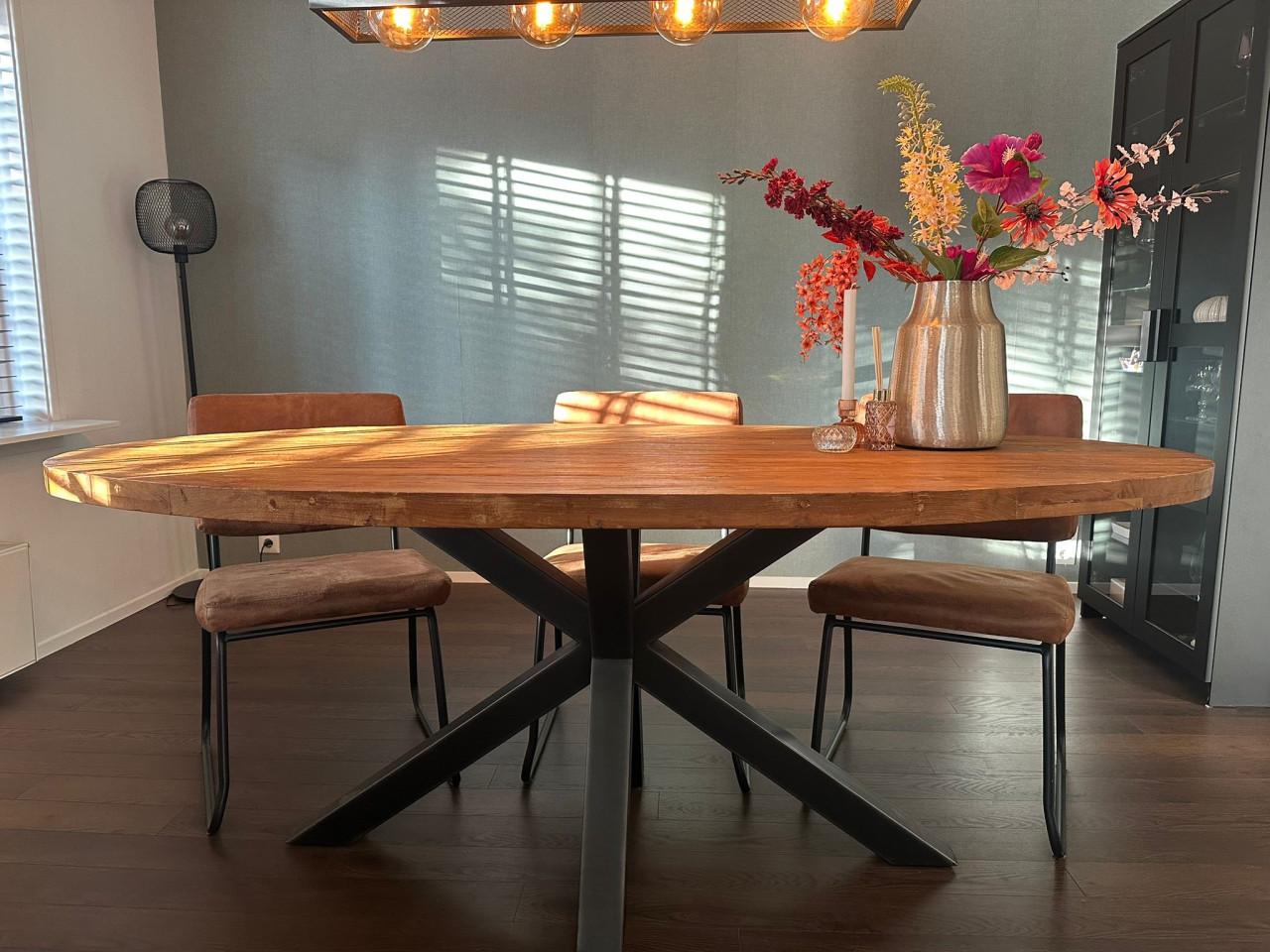 Sfeervolle eettafelset- teak blad met zwarte kruispoot