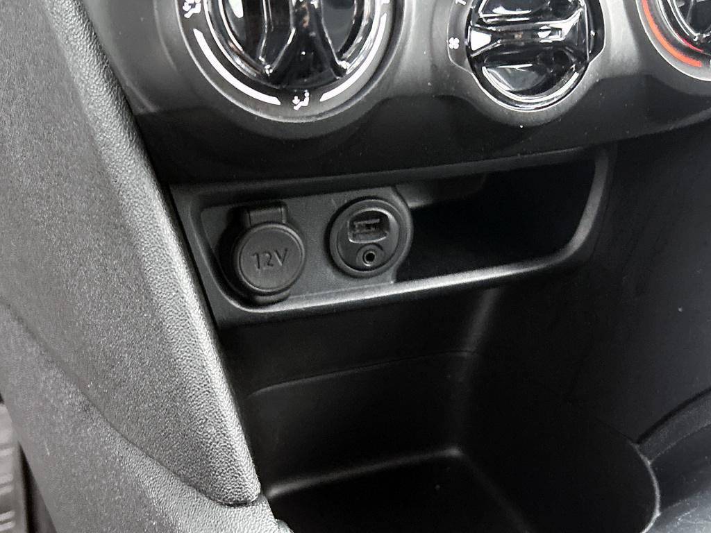 Peugeot 208 82 pk blue lion | rijklaar | trekhaak | navigatie | parkeersens