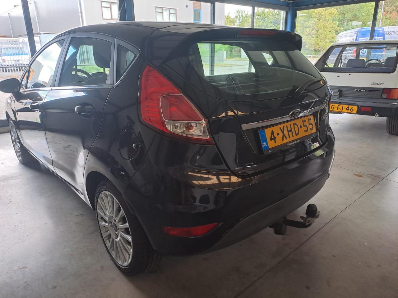 Ford Fiësta, automaat met trekhaak,  zwart.
