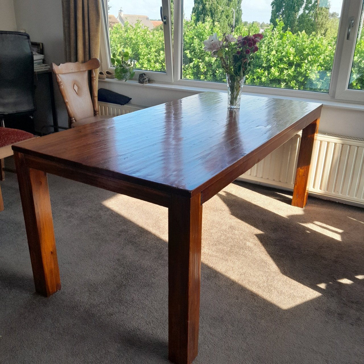 Eettafel met bijbehorende salontafel en 2 kasten