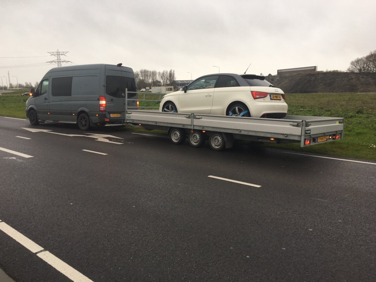 Te Huur: Autoambulance / Grote aanhanger.
