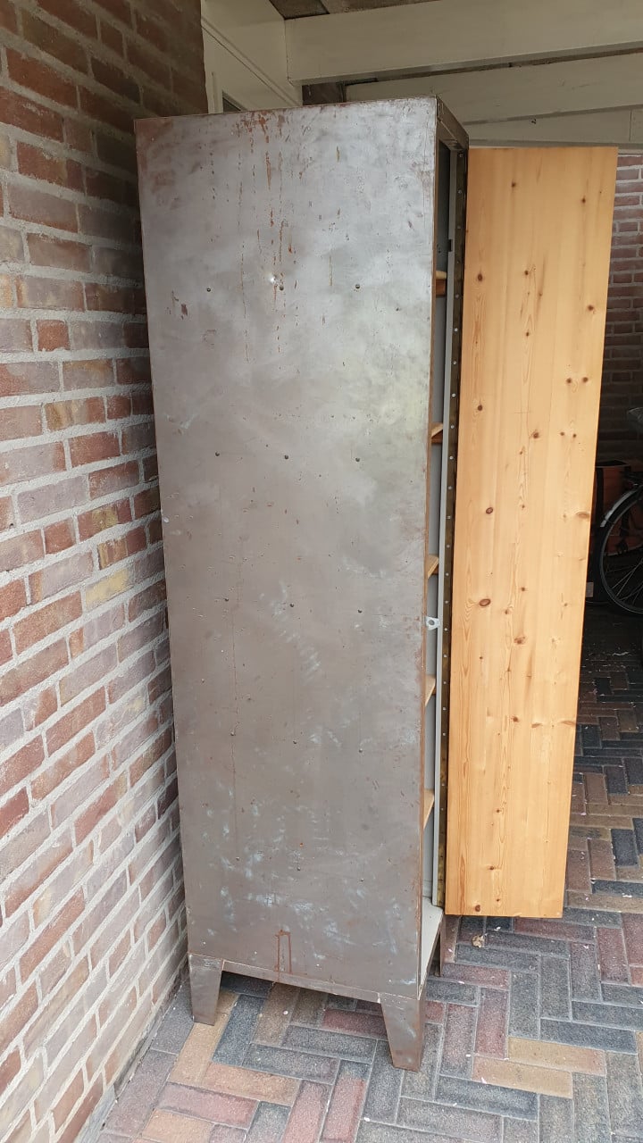 Vintage stalen locker, archief kast staal,  houten deur