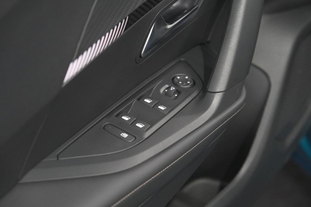 Peugeot E-2008 ev allure avantage 54 kwh | soh 97,6% | 11 kw lader | apple 
