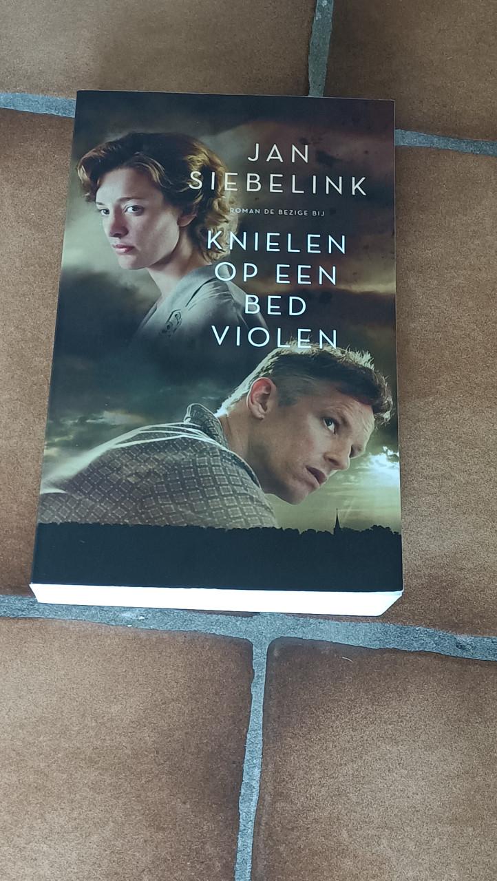 Gesigneerd boek van Jan Siebelink: Knielen op een bed violen.