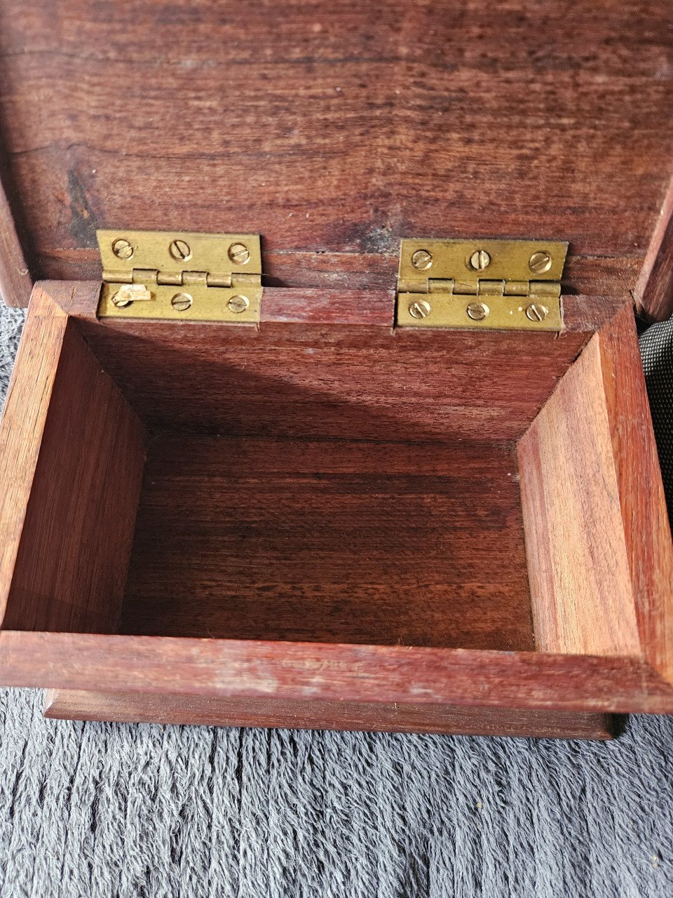 Prachtig antiek houten kistje met mooi houtsnijwerk....