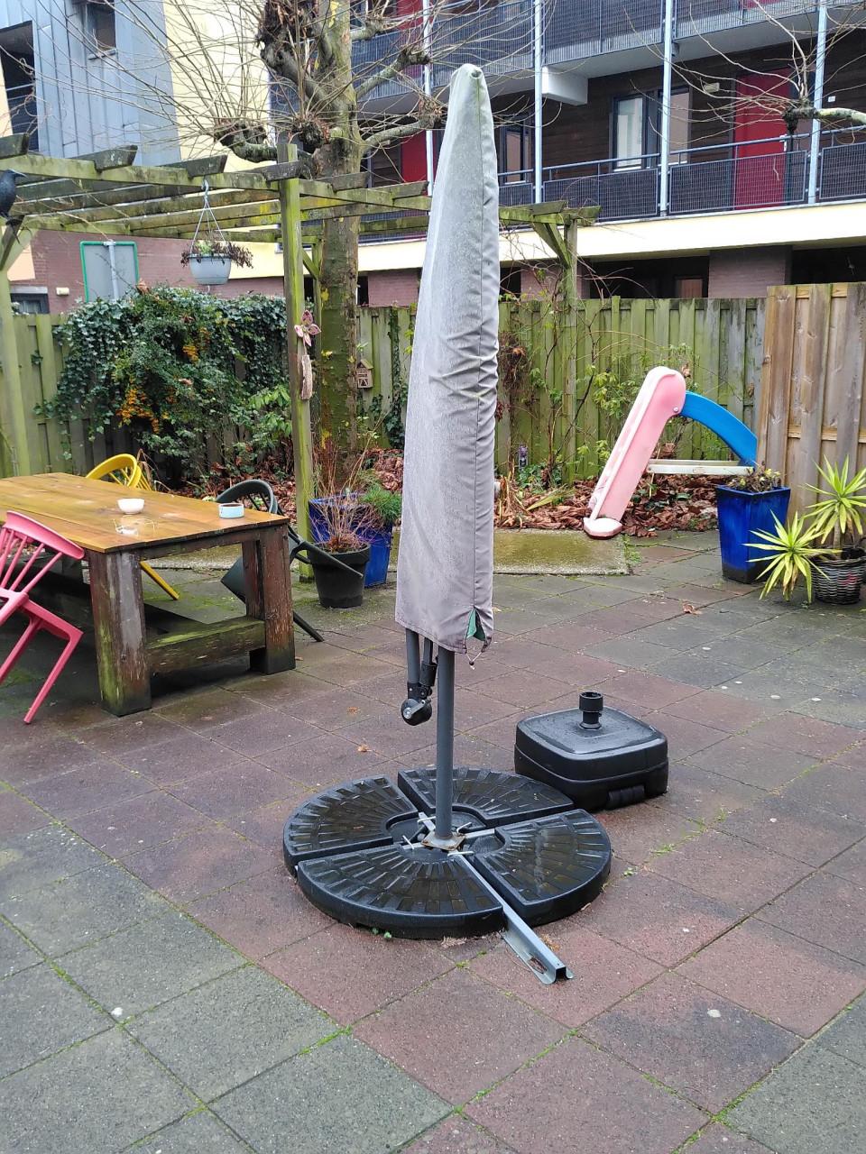 Hangende parasol (ter reparatie)