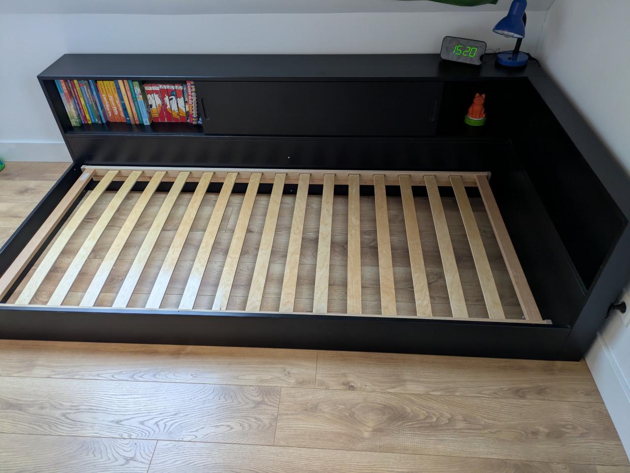 Woood bed met lattenbodem en kast