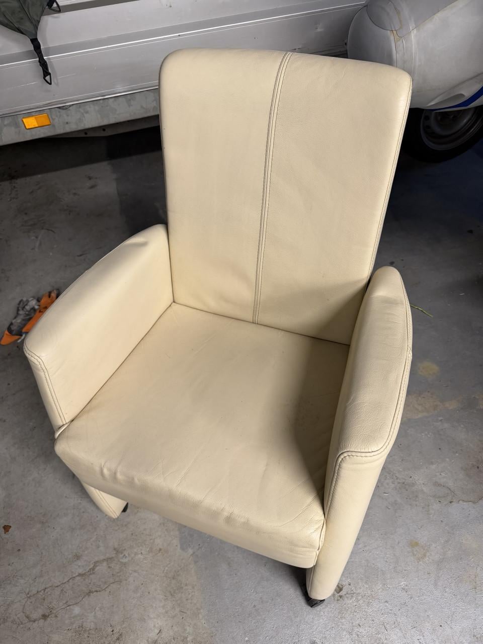 2 wit leren stoelen met verstelbare rugleuning