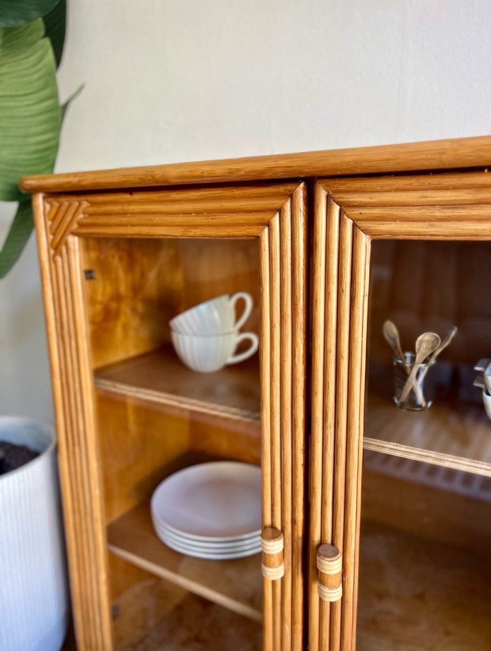 Vintage rotan kastje met glazen deurtjes