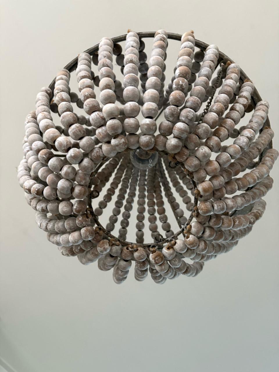 Kroonluchter van houten kralen