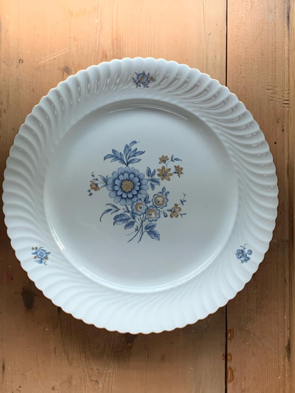 Gebakset: schaal en 6 bordjes